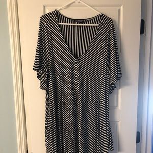 Casual black and white dress with pockets